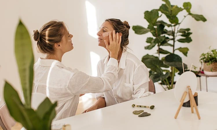 Aplicación de un producto de cuidado facial