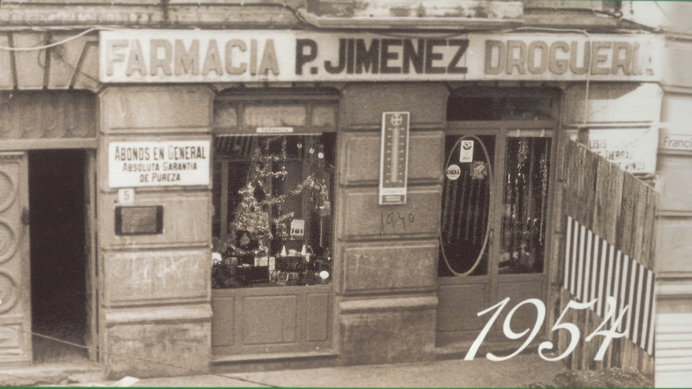 Fachada histórica de la Farmacia Jiménez en Arnedo, en 1954