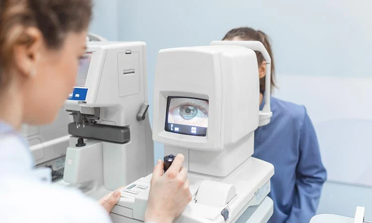 Examen de la visión con equipo de óptica